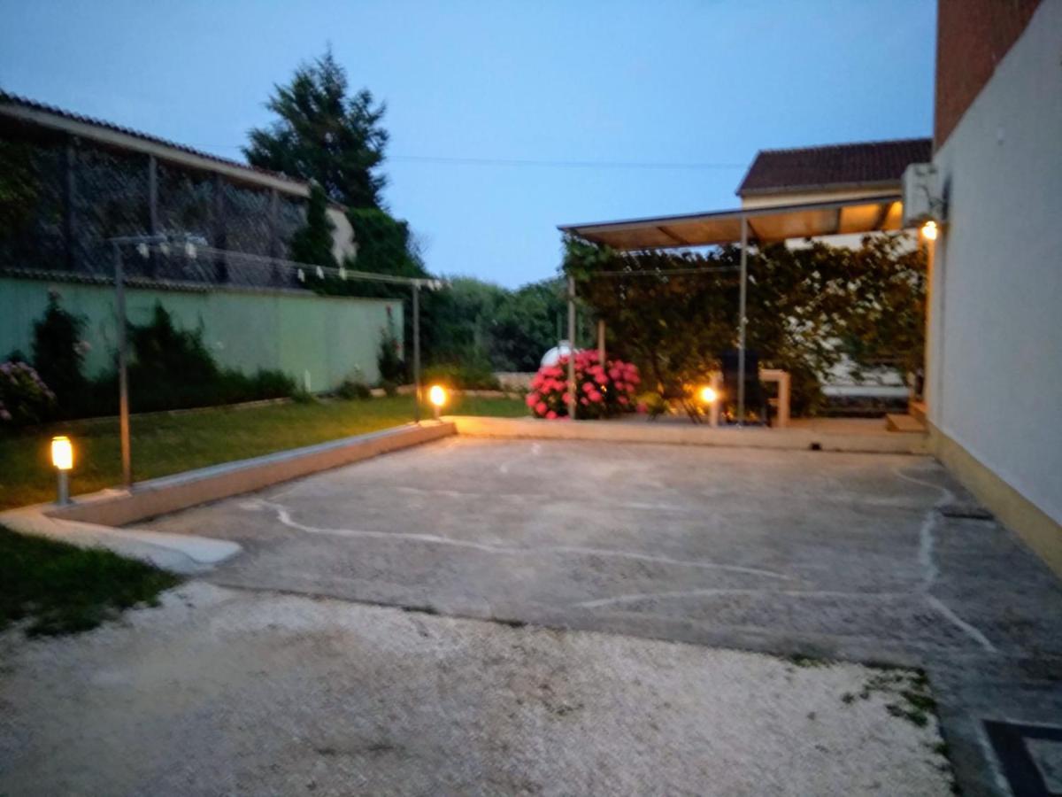 Apartments And Room Markovic Rovinjsko Selo Exterior foto
